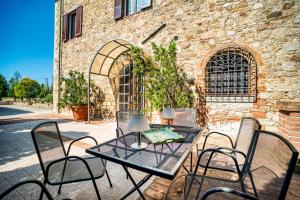 GuestHost - Timeless 19th-Century Villa with Private Pool Oasis