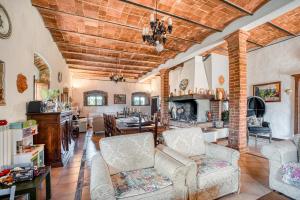GuestHost - Timeless 19th-Century Villa with Private Pool Oasis