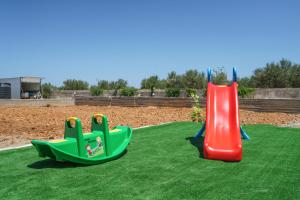 New Villa Luna with Private Pool, Ping Pong and BBQ 1km from the beach