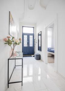 Chic and Spacious Central Retreat