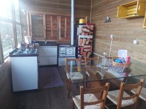 Chalé com banheira de hidromassagem e mesa de sinuca