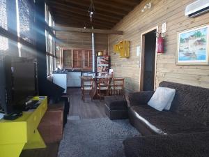 Chalé com banheira de hidromassagem e mesa de sinuca