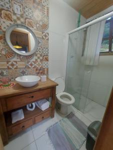 Chalé com banheira de hidromassagem e mesa de sinuca