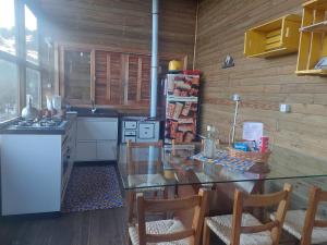Chalé com banheira de hidromassagem e mesa de sinuca