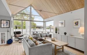 2 Bedroom Stunning Home In Hals