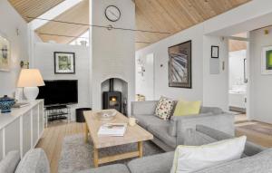 2 Bedroom Stunning Home In Hals