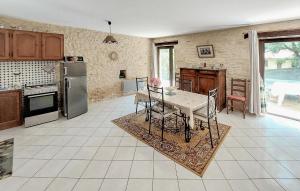 Maisons de vacances Lovely Home In Paulin With Kitchen : photos des chambres