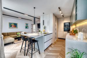 Golden Niche Apartment