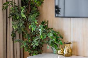 Daniels Five Palm 2BR with Garden View