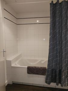 Appartements superbe appartement centre ville saint gregoire : photos des chambres