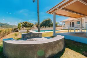 Descanso e Diversão: Piscina e Gourmet em condomínio à 65km de SP