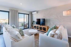 Modern 2 BDR Flat With Pool by LovelyStay