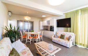 3 Bedroom Stunning Home In Selca