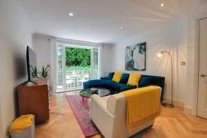 2 Bed Apartment with balcony, parking and 3 min walk to beach - Canford Cliffs