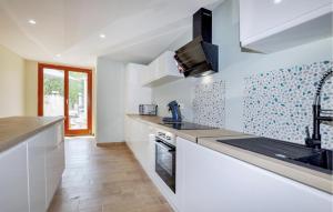 Maisons de vacances Cozy Home In Saint-Genis-Des-Fontaines : photos des chambres
