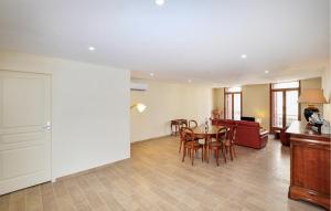 Maisons de vacances Cozy Home In Saint-Genis-Des-Fontaines : photos des chambres
