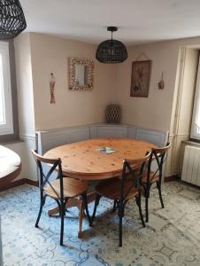 Maison de village dans une rue calme - 3hvězdičkové hotely ve městě Ax-les-Thermes