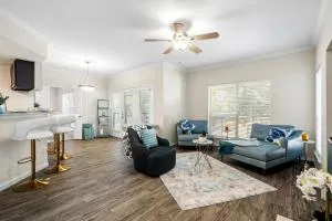 Upscale City Apartment with Pool , Fitness Center - Карролтон