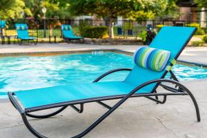 Upscale City Apartment with Pool , Fitness Center