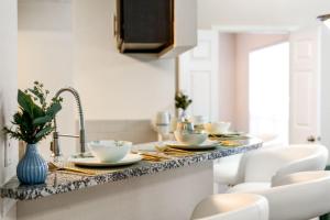 Upscale City Apartment with Pool , Fitness Center