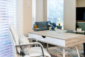 Upscale City Apartment with Pool , Fitness Center