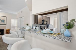 Upscale City Apartment with Pool , Fitness Center