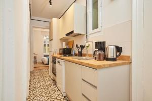 Stunning 3BR 2Bath AC in Center - SanturD4