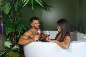 La Suite Chammarzt - Insolite - Escapade à deux -JungleRoom - baignoire balnéo privative - centre historique