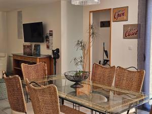 Maison charmante près des jardins de Monet avec jardin clôturé.