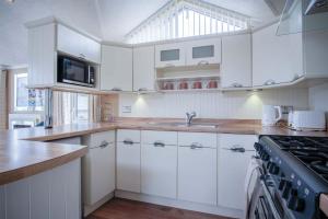 3 Manor Lodge - 2 Bedroom Lodge - Pendine