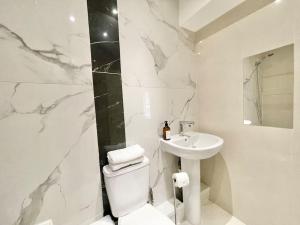 Spacious studio flat next to Earls Court Station