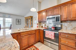 5 Mi to Weeki Wachee Spring Hill Home with Lanai