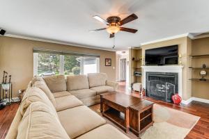 Luxe Lakefront Portsmouth Home Fish, Swim and Play!