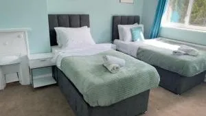 4Bedroom house at Town Centre with Free Driveway Parking - 沃德斯登