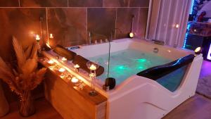 B&B / Chambres d'hotes Love room jaccuzi : photos des chambres