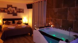 B&B / Chambres d'hotes Love room jaccuzi : Chambre Lit King-Size avec Baignoire Spa
