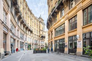 Bright & Large apartment at TOP Location