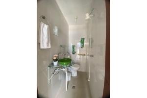 Sobrado com 5 suítes e piscina no centro Camboriú