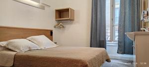 Hotels Hotel Residence Saint Ouen : Chambre Double Standard avec Salle de Bains et Toilettes Communes