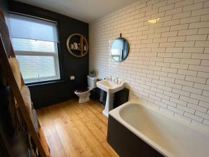 Large 4 Bedroom Family home in centre Winchester