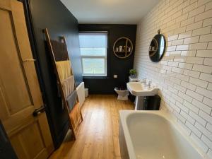 Large 4 Bedroom Family home in centre Winchester