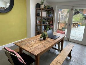 Large 4 Bedroom Family home in centre Winchester