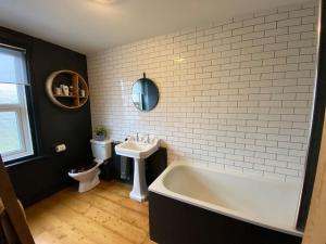 Large 4 Bedroom Family home in centre Winchester