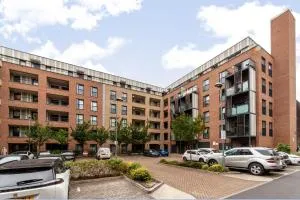Top-Rated Family Penthouse - King Size Bed & Free Parking - Romford