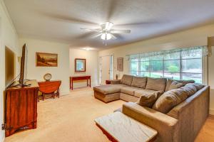 Peaceful Lumberton Home - 7 Mi to Dtwn Riverwalk!