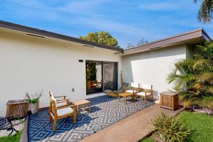 Mid-Century Modern Oasis