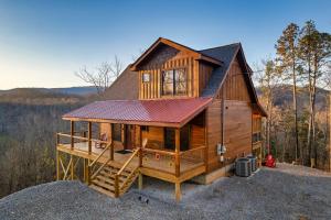 4BR Cabin in Sevierville Mountain Views, Hot Tub