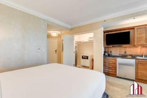 MGM Signature-25-611 Strip View Jacuzzi Studio