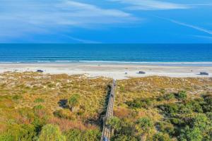 Spacious Condo with Private Balcony and Close Beach Access