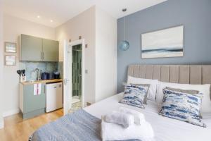 Cityscape Oasis Chic Studio for Urban Dwellers